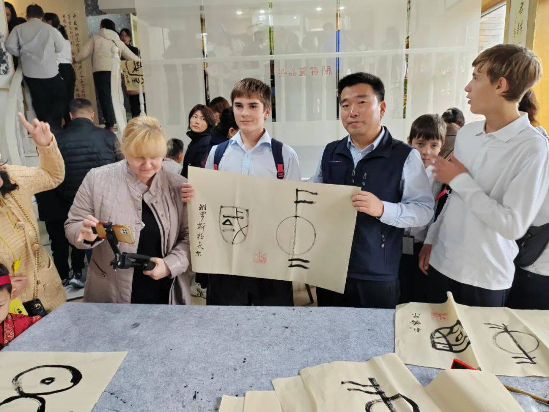 筆墨傳情，友誼長存——哈爾濱市書法家協(xié)會成功舉辦中俄青少年藝術(shù)文化交流活動